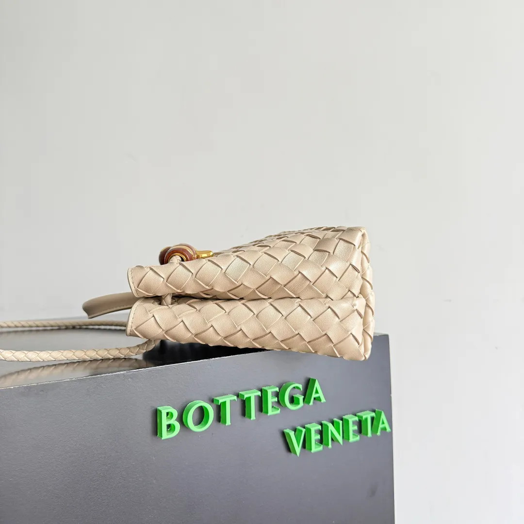 The new Andiamo batch of 3060 BV is shipped‼ ️The classic intercciato weaving process is used to create a soft bag, the metal knot is made of micro-cast aluminum using jewelry technology🪢, and the decorative beads are made of metal and hand-polished oak, allowing you to jump repeatedly between elegance and fun💃, making it unpredictable. Classic and versatile, it shows off your temperament, and the bag has a large capacity, making it very convenient for daily commuting! It has a variety of carrying methods, the shoulder straps can be adjusted by yourself, the original lambskin feels soft and delicate, and the unisex style breaks gender boundaries and brings a more practical and long-lasting use experience. The Andiamo, which has both elegant and casual styles, perfectly interprets the "fashionable old money style". Style number: 743568+wood hardware Color: light brown Size: 25*22*10.5cm